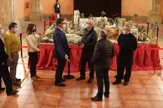 El alcalde de Salamanca inaugura el Belén instalado por la Real Cofradía Penitencial del Santísimo Cristo Yacente de la Misericordia y de la Agonía Redentora