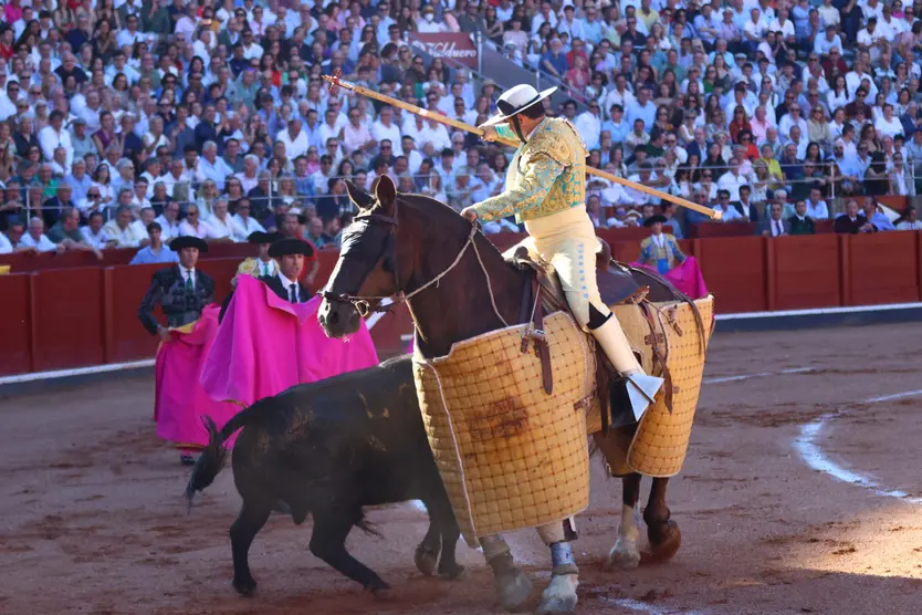 Ángel Rivas picando a Cupletero, astado de Garcigrande | Mateo G.J