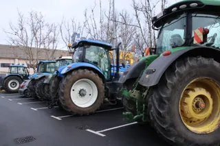 Agricultores y ganaderos protestan en las inmediaciones del Carrefour y la Plaza de Toros