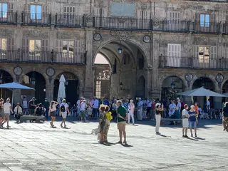 Gente en la plazo mayor de Salamanca (2)