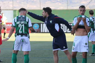 Mario Sánchez da instrucciones ante la Gimnástica de Torrelavega