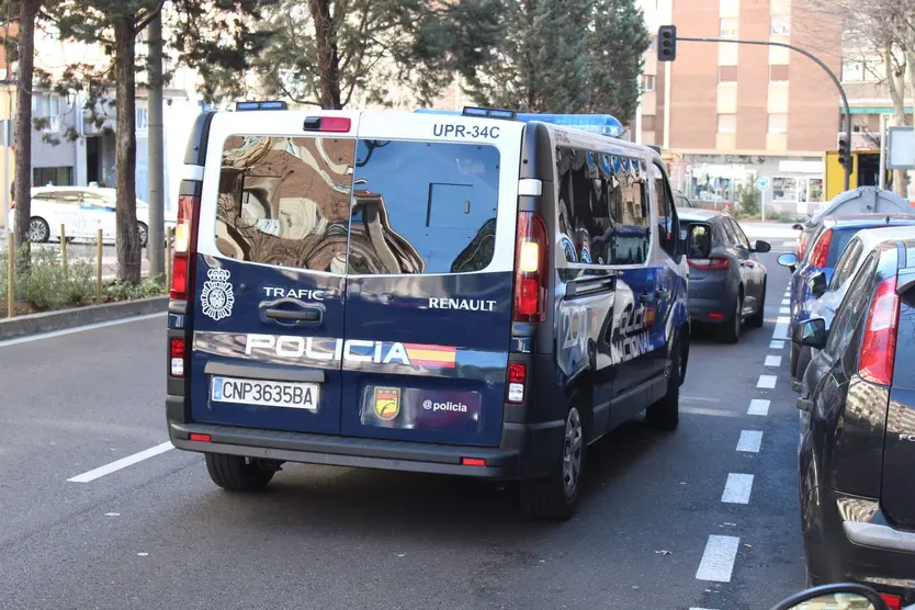 Policía Nacional en una redada en la calle Alfonso IX (1)