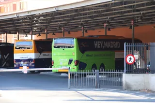 Estación de autobuses y monbus. Foto de archivo