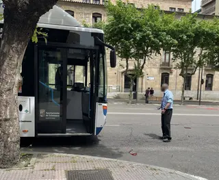 Accidente un autobús y un turismo en la avenida de Mirat