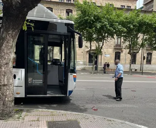 Accidente un autobús y un turismo en la avenida de Mirat
