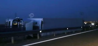 Vuelca un camión en la A-62 a la salida del polígono industrial Los Villares