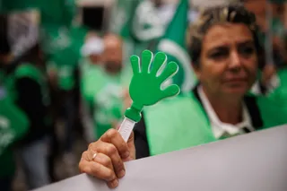 Una mujer sujeta una pancarta durante una concentración de la Central Sindical Independiente y de Funcionarios (CSIF) - Europa Press