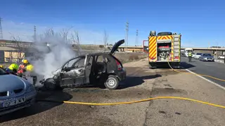 Vehículo incendiado en la rotonda del Helmántico. Fotos Andrea M.