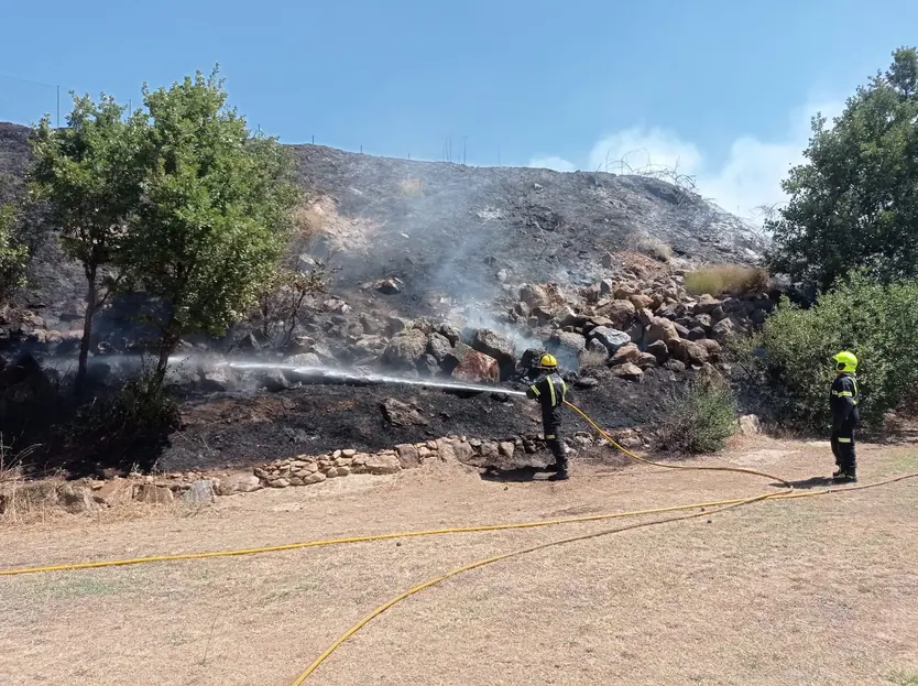 Bomberos de Béjar sofocando las llamas