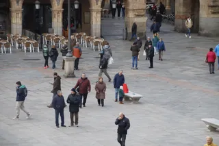 Gente paseando por las calles de Salamanca