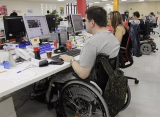 Personas con discapacidad en su lugar de trabajo. Foto de archivo EP