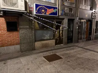 Rompe el cristal de una hamburguesería en Gran Vía