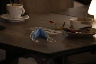 Mascarilla encima de una mesa de bar