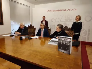 Ricardo Rivero, Rector de la Universidad junto a Colette y Jean Claude Rabaté, autores de la obra