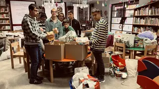 Miembros del grupo Acomunidad durante la recogida de juguetes y ropa infantil
