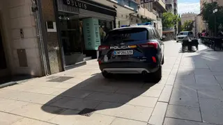 Un vehículo de la Policía Nacional, en la calle José Jáuregui tras el robo