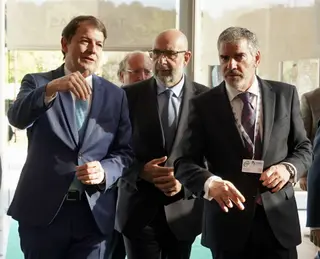 Alfonso Fernández Mañueco; el presidente nacional de CSIF, Miguel Borra, y el reelegido presidente autonómico de CSIF, Benjamín Castro | Foto: Agencia ICAL