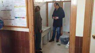 Marta Labrador y David Mingo visitan la obra de los baños del Colegio San Blas
