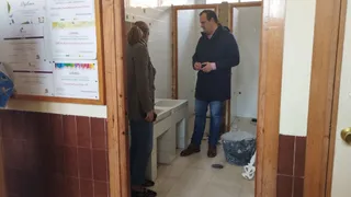 Marta Labrador y David Mingo visitan la obra de los baños del Colegio San Blas