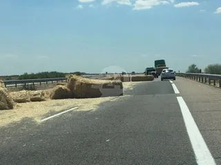Paquetes de paja sobre la autovía