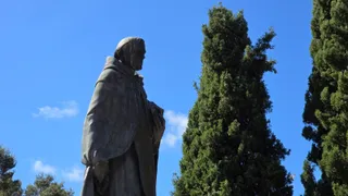 Imagen de la estatua de Francisco de Vitoria situada en la plaza del Concilio de Trento