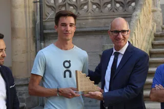 Javier Iglesias recibe en la Diputación al atleta Mario García Romo