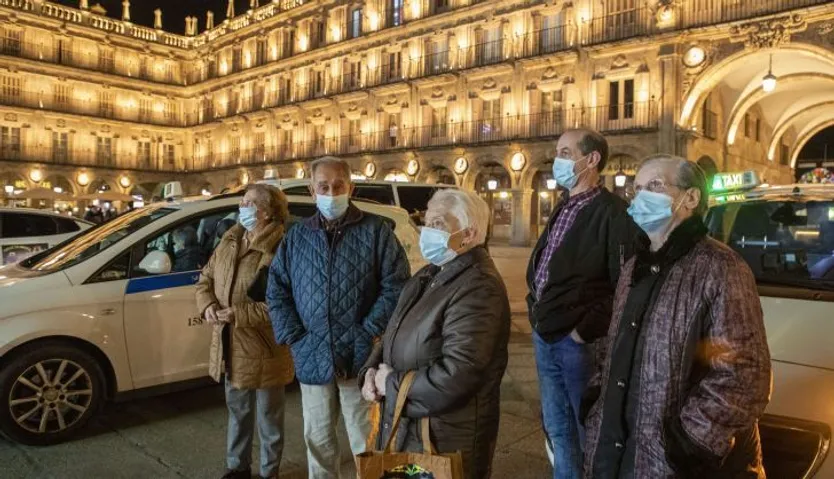 La iniciativa Taxiluz, promovida por Roraty Club Salamanca, acerca a las personas mayores de las residencias de la ciudad a disfrutar de la iluminación de Navidad de manera altruista Foto Agencia ICAL (Susana Martín) (1 (6)