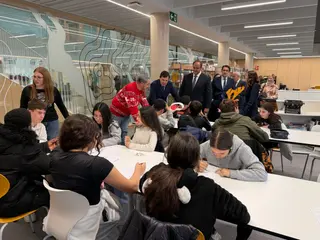Visita de Alfonso Fernández Mañueco al instituto de Guijuelo