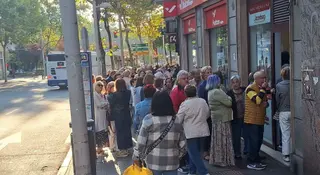 Colas en las agencias para contratar los viajes del IMSERSO. 