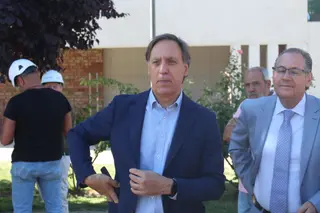 El alcalde de Salamanca, Carlos García Carbayo, visita el nuevo centro Municipal de Mayores de Chamberi