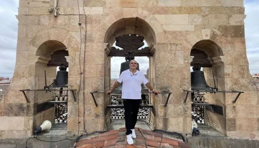 Tomás Castañeda en la espadaña del Ayuntamiento de Salamanca, donde repica cada 8 de septiembre