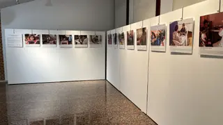 La exposición «Derechos de la infancia y juventud. Una mirada global» se muestra en el zaguán del Centro de Desarrollo Sociocultural