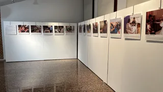 La exposición «Derechos de la infancia y juventud. Una mirada global» se muestra en el zaguán del Centro de Desarrollo Sociocultural