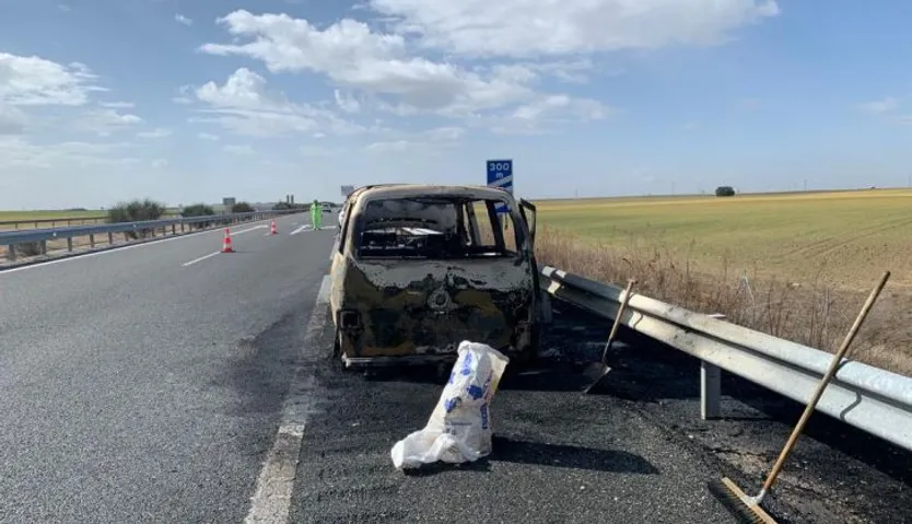 Se incendia un coche mientras circulaba por la A-50