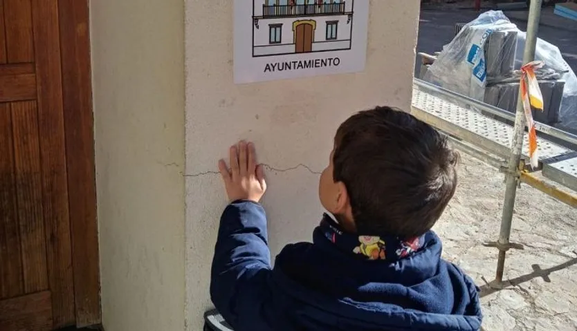 Asier mira los pictogramas colocados en Aldeatejada