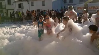 Los niños se lo pasan pipa en el preludio festivo