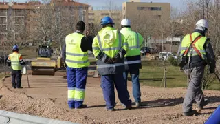 Unos obreros trabajando en Salamanca en una imagen de archivo