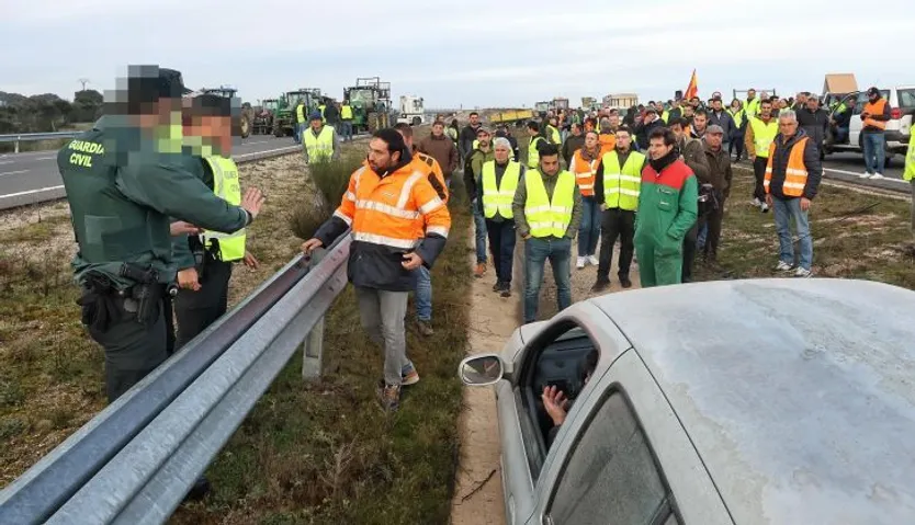 Una nueva tractorada corta la A 62 y la N 620 en Fuentes de Oñoro (4)