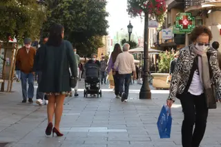 Ciudadanos paseando por las calles de Salamanca | Foto: S24H