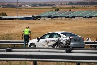 Accidente entre una autocaravana y un turismo en la A 62 a su paso por Villares de la Reina (2)