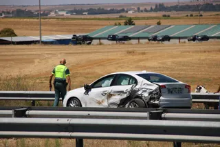 Accidente entre una autocaravana y un turismo en la A 62 a su paso por Villares de la Reina (2)