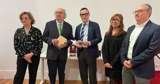 Antonio Colinas deja su huella en la Universidad de Salamanca con una donación de 120 libros