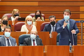 Mañueco, junto a Igea y Casado, en el Pleno de las Cortes | Foto: ICAL