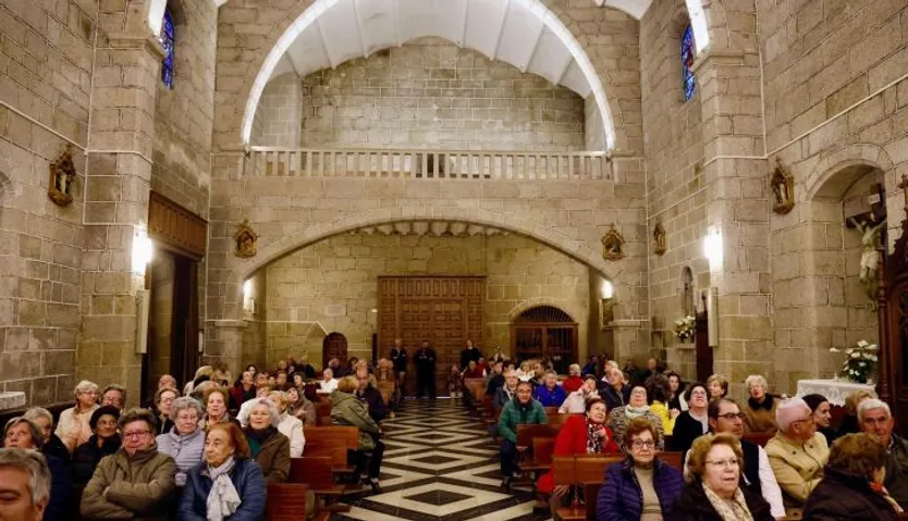 Asistentes a la inauguración de la nueva iluminación interior