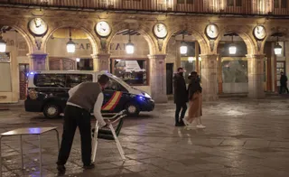 Un hostelero recoge una terraza en la Plaza Mayor minutos antes de iniciarse el toque de queda de las 20 horas en la Plaza Mayor. | FOTO: ICAL