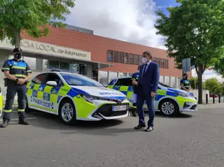 Presentación de los nuevos coches de la Policía Local con el alcalde, Carlos García Carbayo