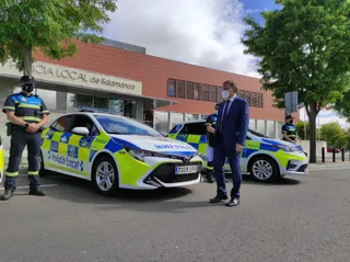 Presentación de los nuevos coches de la Policía Local con el alcalde, Carlos García Carbayo