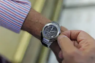 Un hombre mueve la manecilla del reloj para cambiar la hora