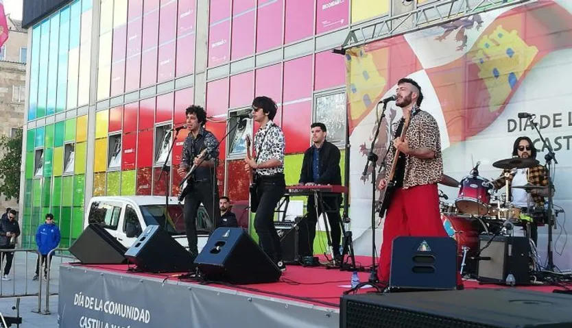 Carameloraro actuando en la plaza de la Concordia por el Día de la Comunidad