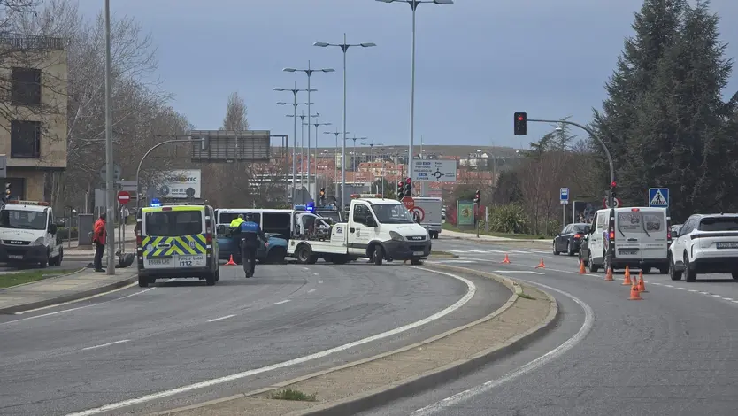 Choque entre un furgón de la Policía Nacional y un turismo a la altura del Puente Romano
